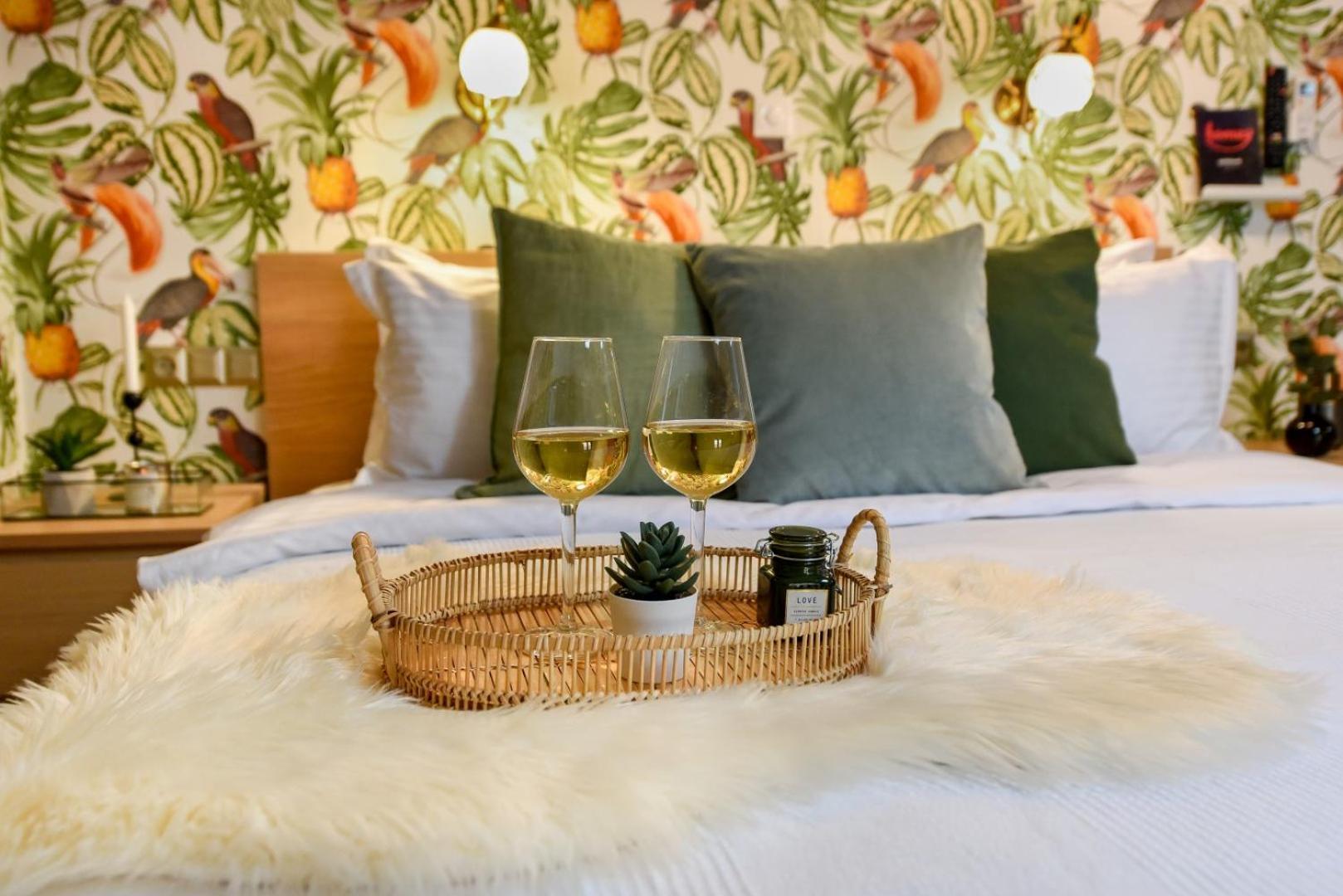Historic Charm, Modern Comfort - Accommodation In The Heart Of The Old Town Bucureşti Phòng bức ảnh