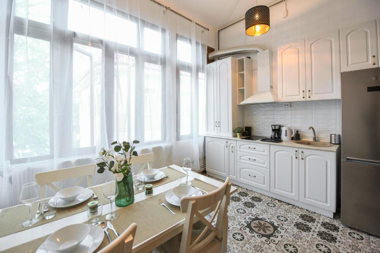 Historic Charm, Modern Comfort - Accommodation In The Heart Of The Old Town Bucureşti Ngoại thất bức ảnh