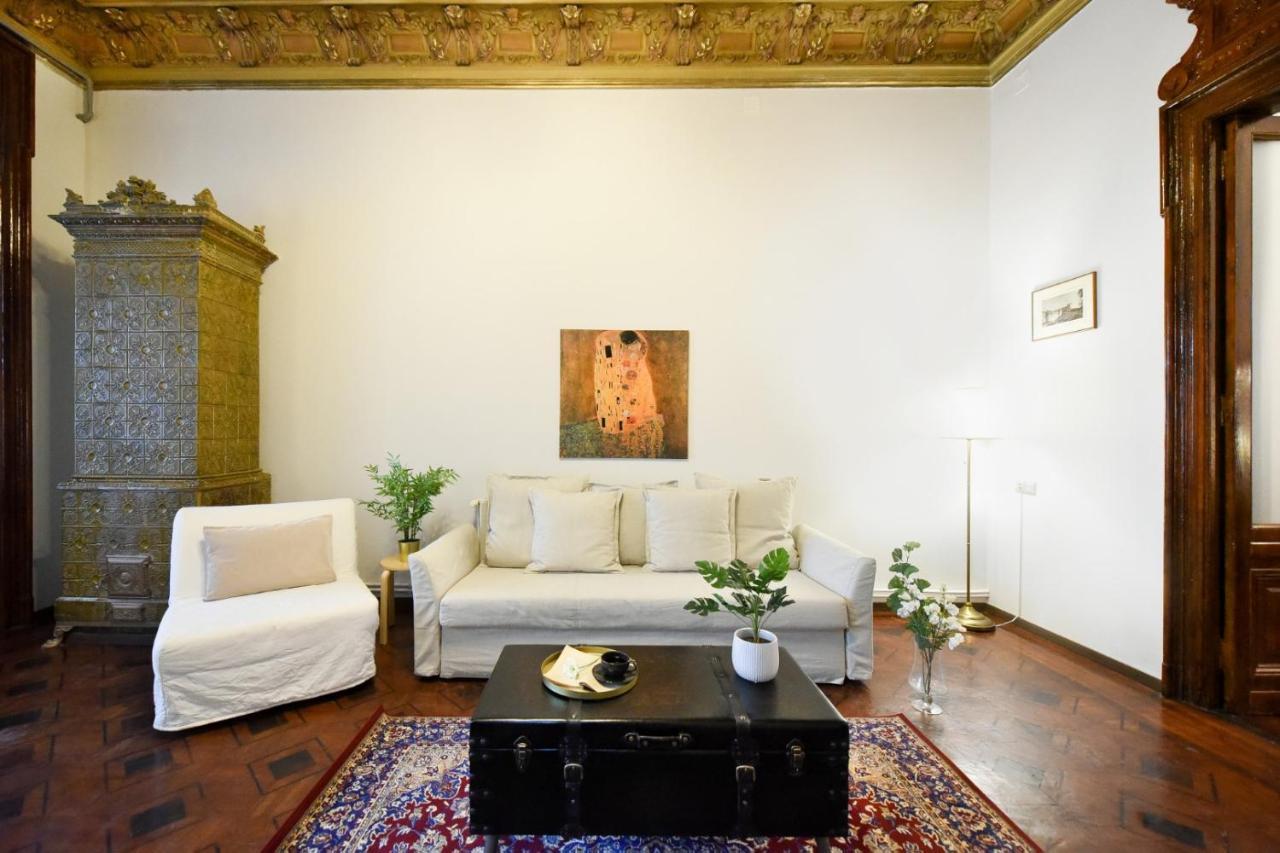 Historic Charm, Modern Comfort - Accommodation In The Heart Of The Old Town Bucureşti Ngoại thất bức ảnh
