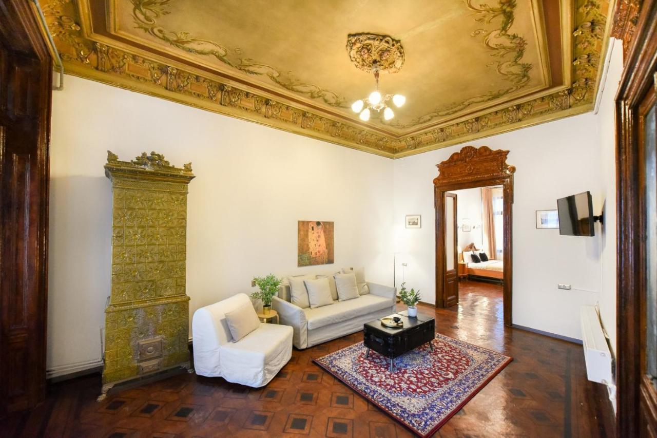 Historic Charm, Modern Comfort - Accommodation In The Heart Of The Old Town Bucureşti Ngoại thất bức ảnh