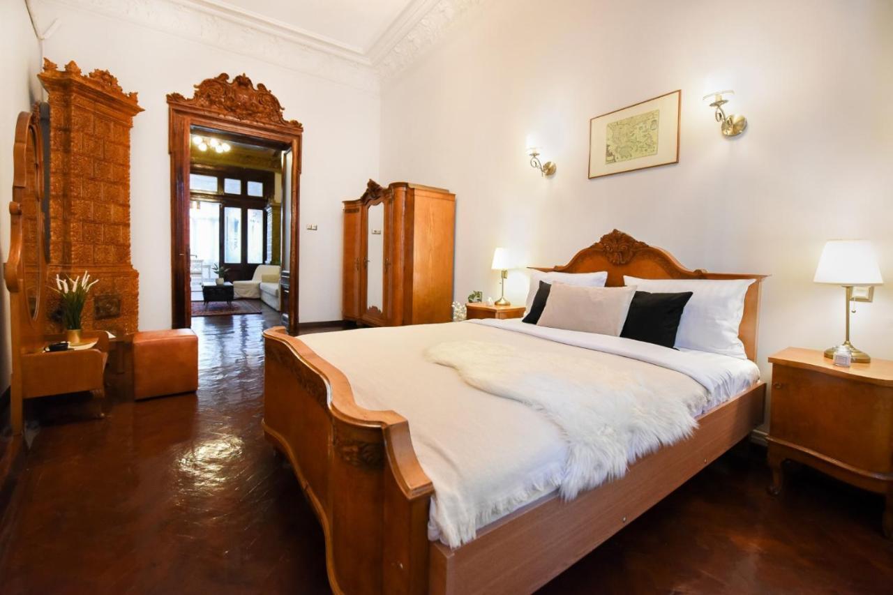 Historic Charm, Modern Comfort - Accommodation In The Heart Of The Old Town Bucureşti Ngoại thất bức ảnh